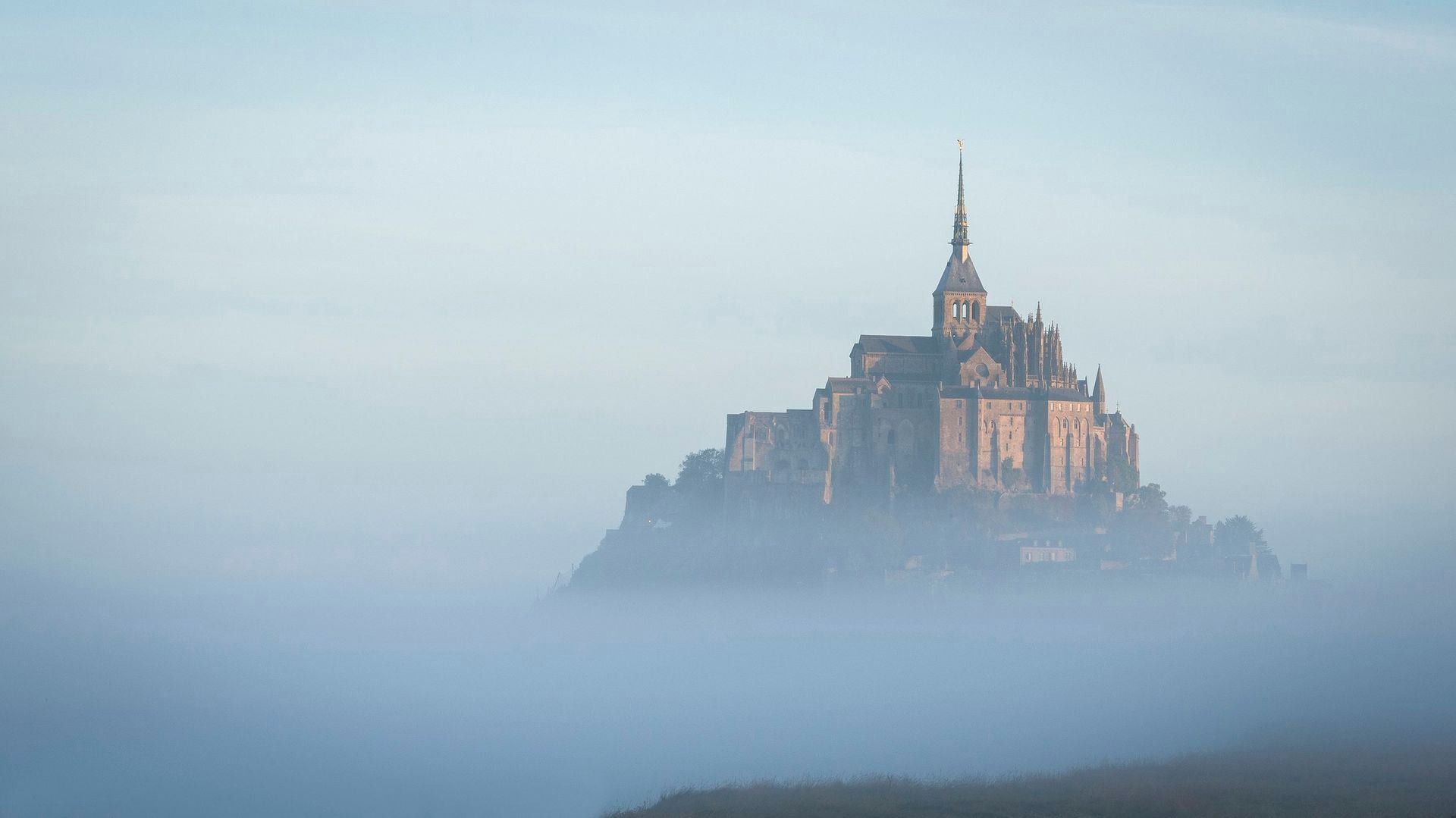 Рассветный туман вокруг замка Мон-Сен-Мишель, Франция. Фотограф NataPoda