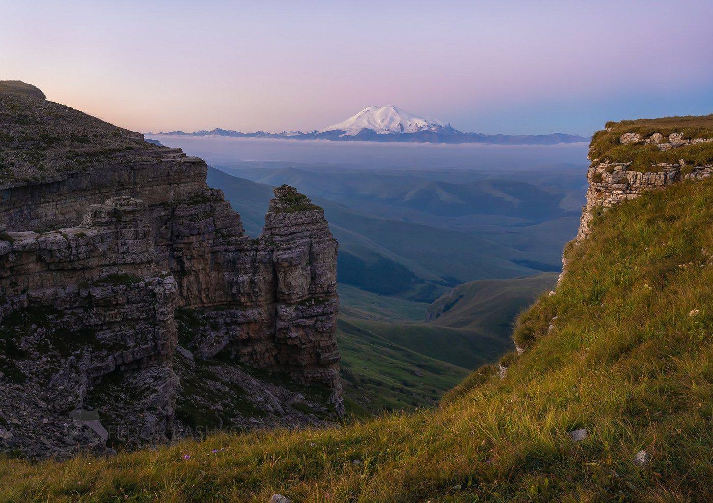 Эльбрус на рассвете, вид с плато Бермамыт. Фотограф Фёдор Лашков