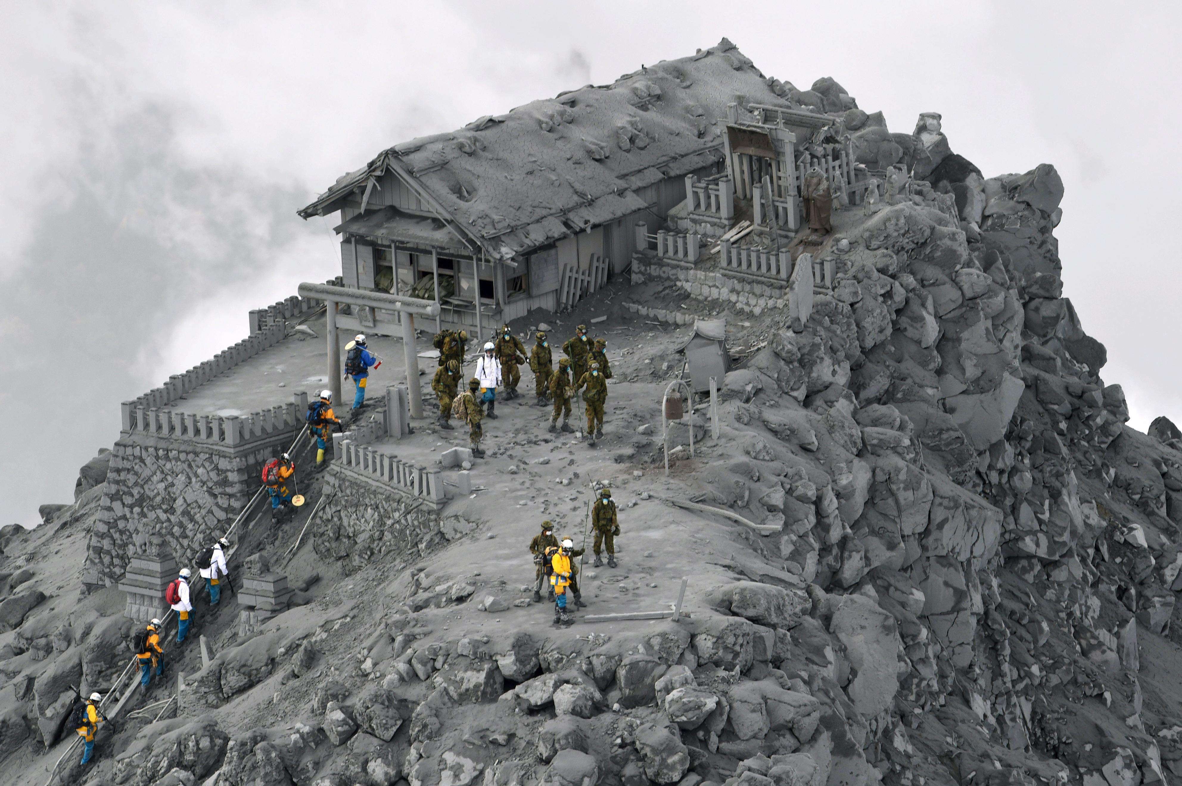 Покрытый пеплом после извержения вулкана Храм Онтаке. Автор неизвестен