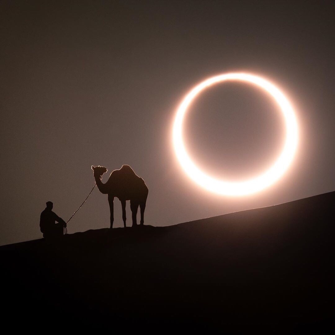 Кольцеобразное солнечное затмение над пустыней в Абу-Даби, 2019