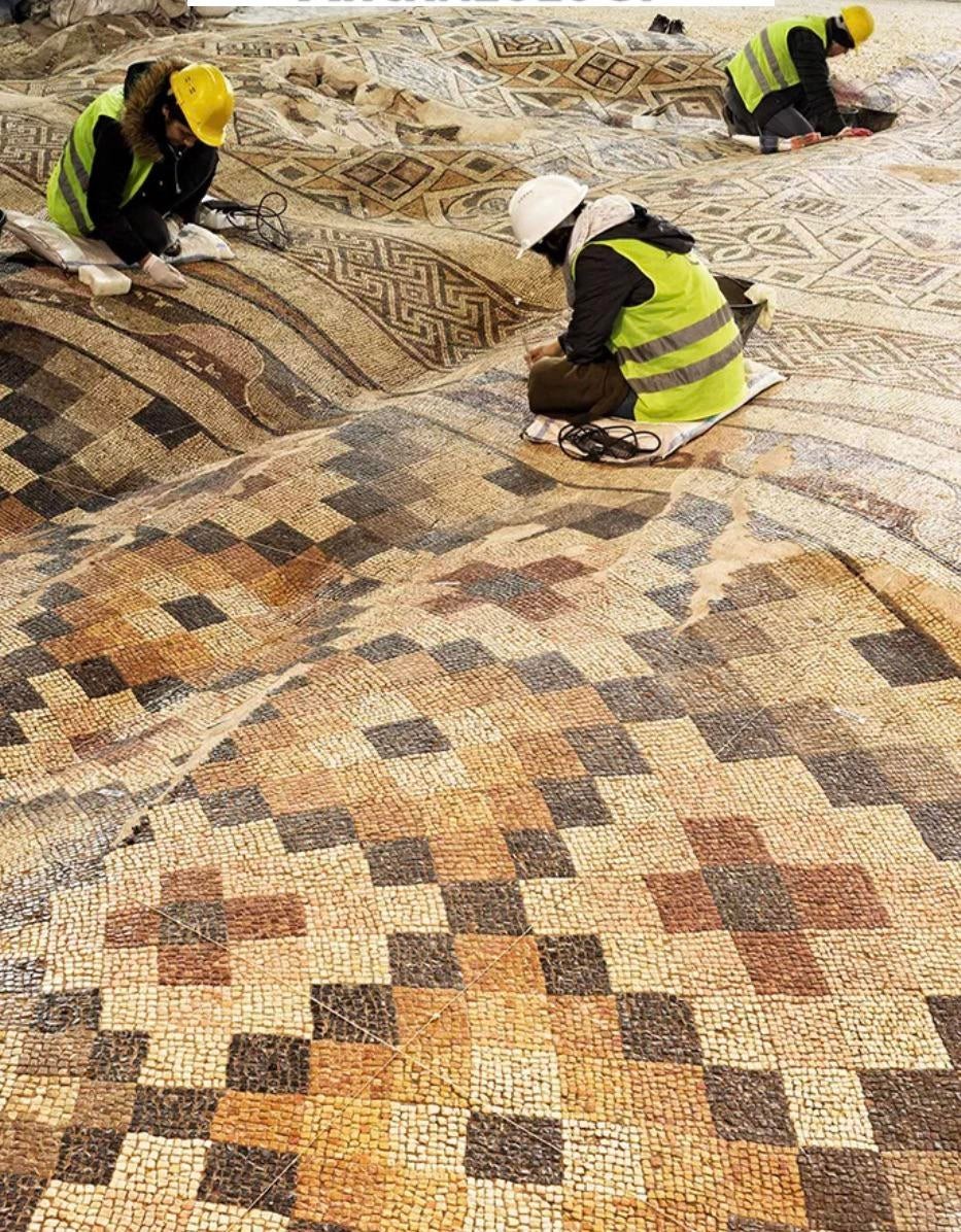 Античная мозаика под влиянием землетрясения превратилась в ковёр, Турция