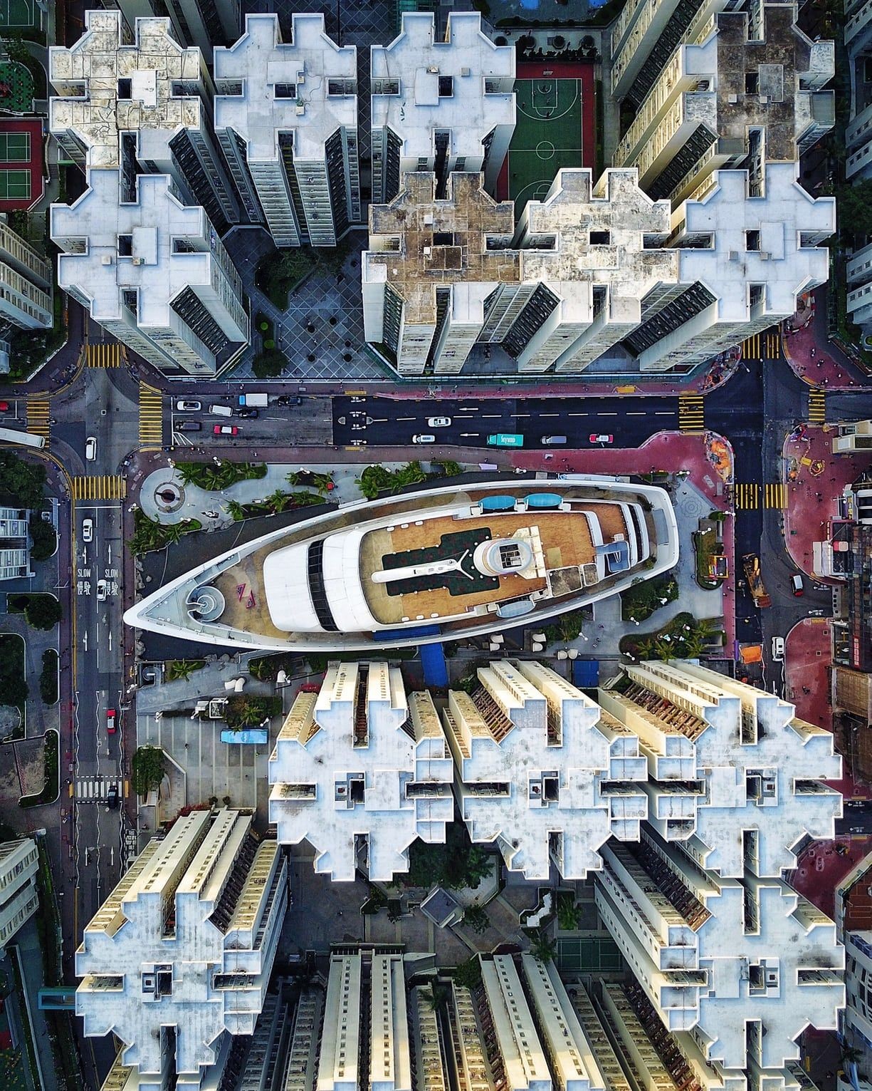 Торговый центр в форме корабля, Гонконг, Китай