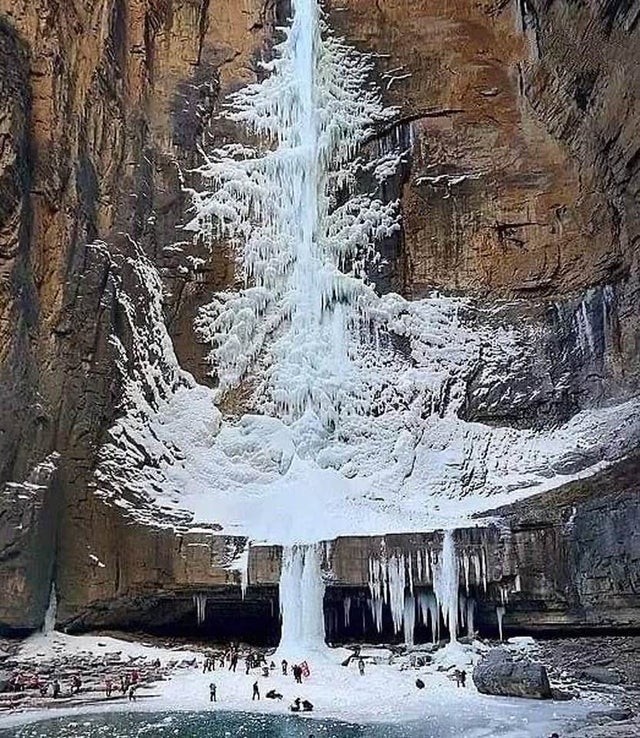 Замёрзший водопад в Китае