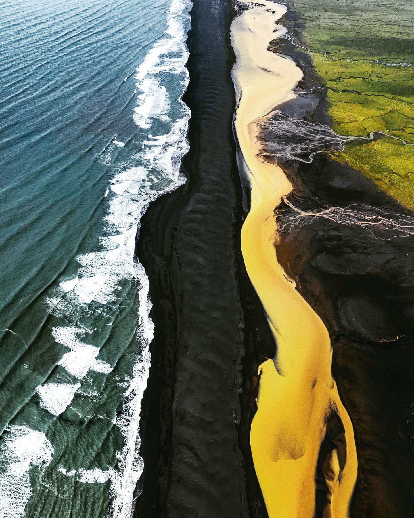 Место в Исландии, где встречаются зеленые поля, жёлтая река, черный пляж и синий океан