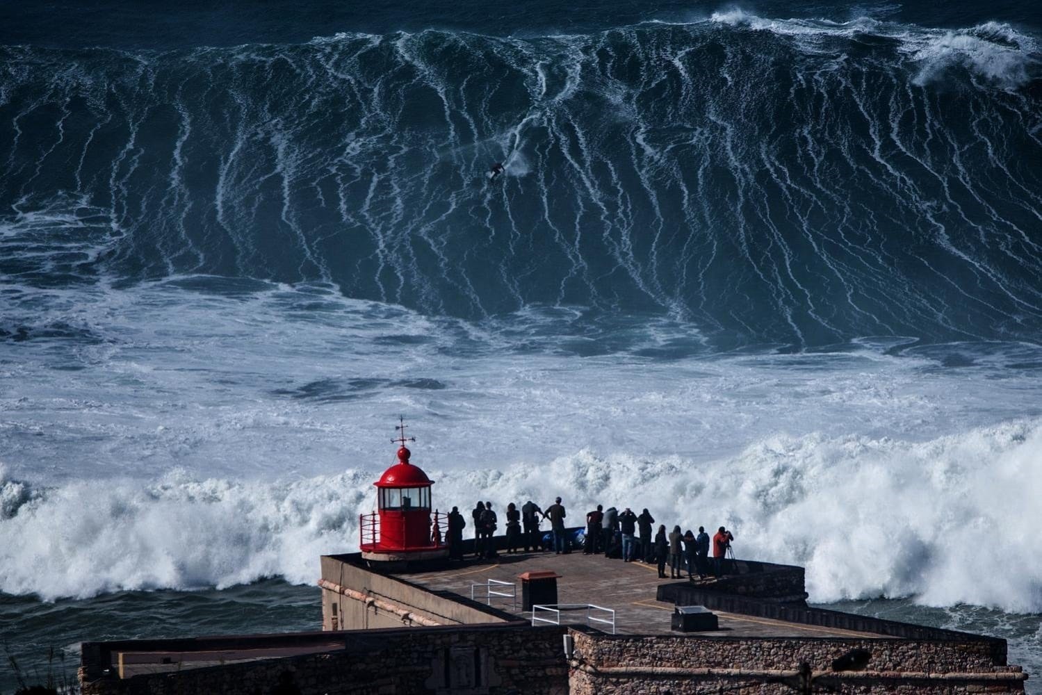 Волны-гиганты в Назаре, Португалия