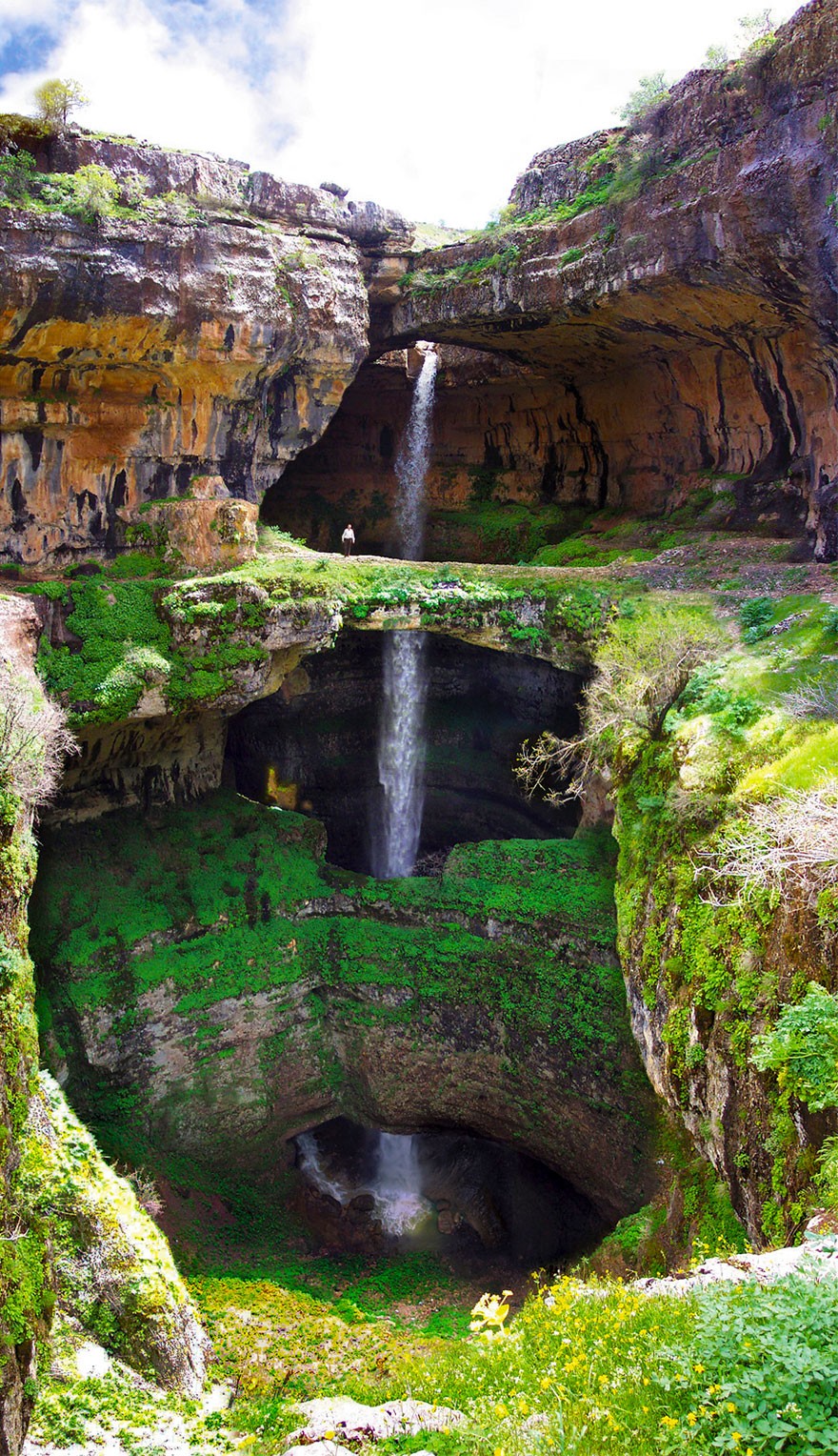 Пещера трех мостов в Ливане превращается в водопад, когда тает зимний снег. Фотограф missakassim
