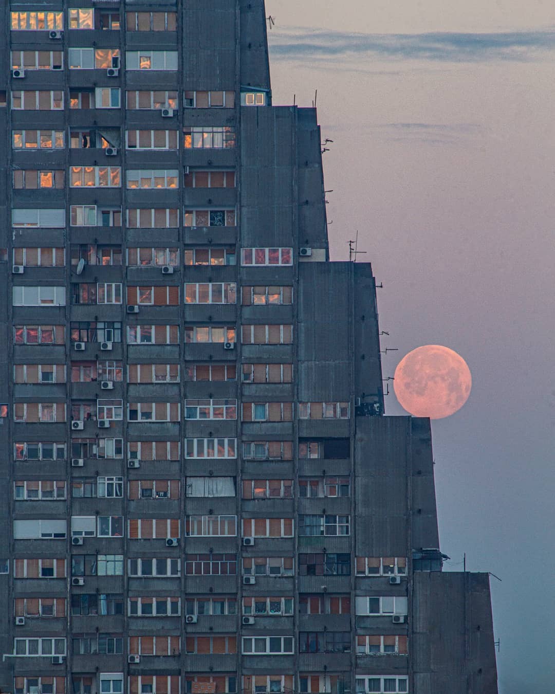 Луна катится по ступенькам многоэтажки