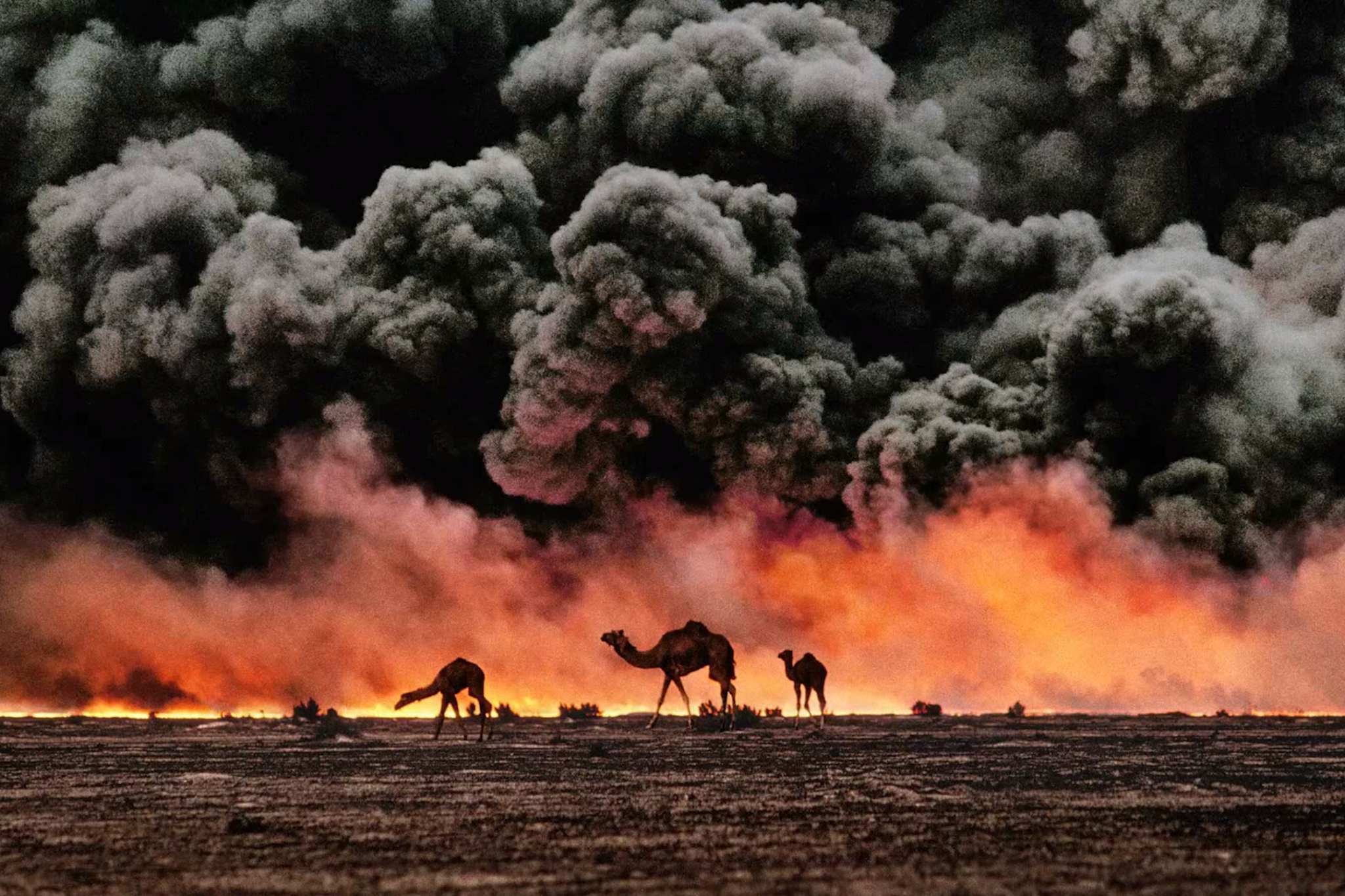 Горящие нефтяные месторождения в Кувейте, 1991. Фотограф Стив МакКарри