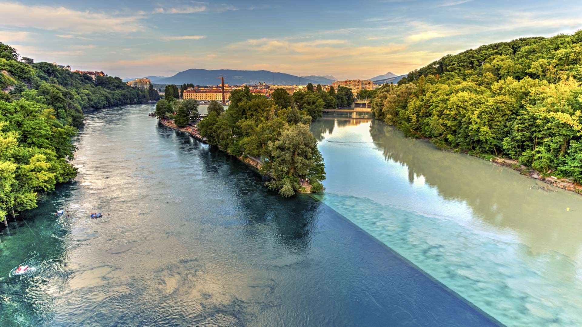 Реки Рона и Арв встречаются в Женеве, Швейцария