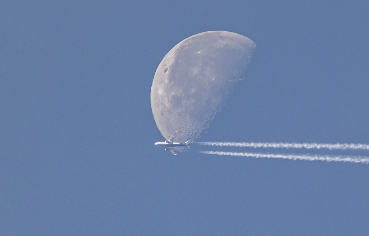 Так далеко, так близко. Аэробус А320 на фоне Луны