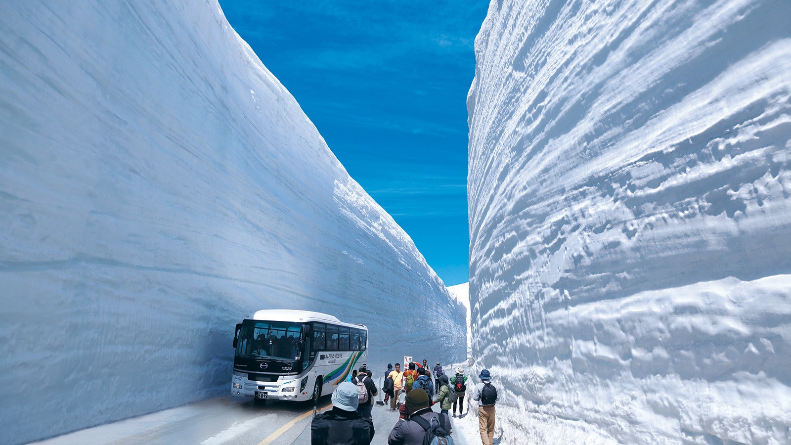 Снежные стены на горном маршруте Татеяма Куробе, Япония