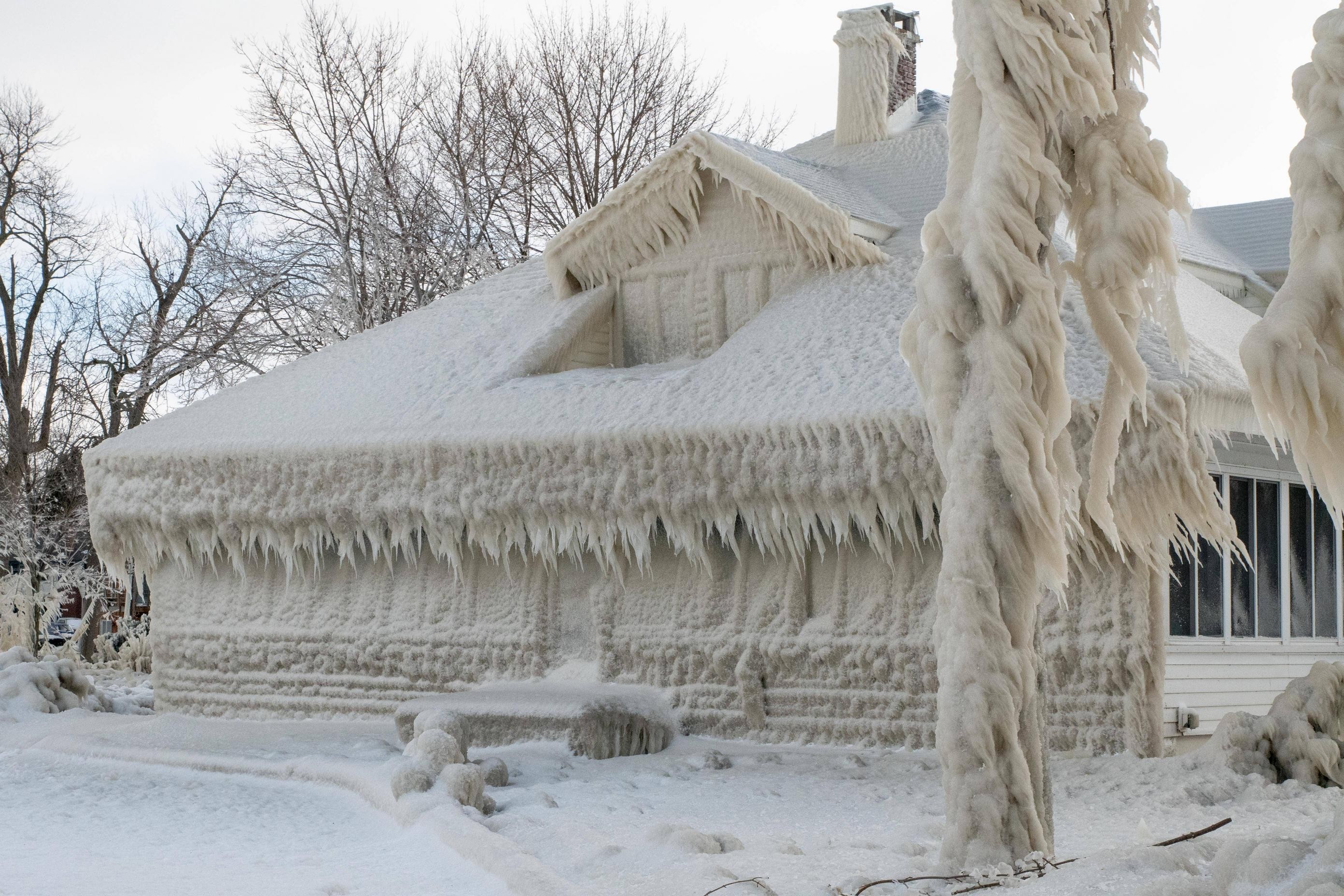 Покрытый льдом после метели дом, на берегу озера Эри, Огайо, США