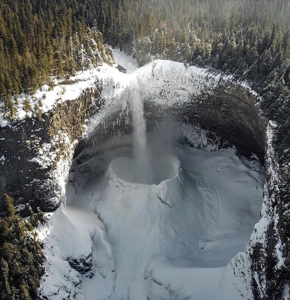 Водопад Хелкмен зимой, Канада