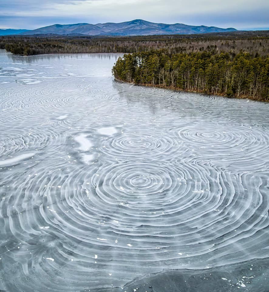 Завораживающие круги на льду озера. Фотограф Карл Рамсделл