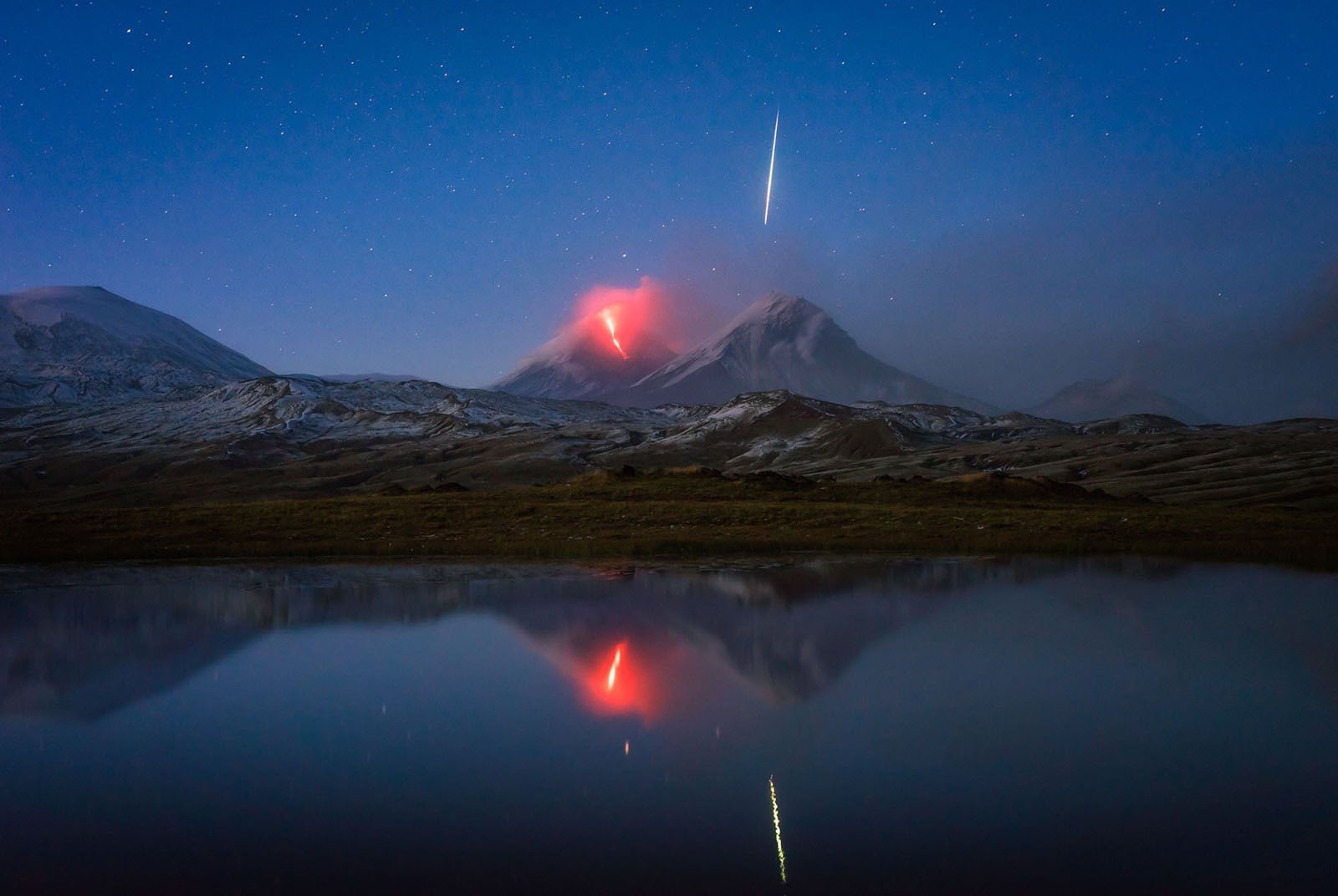 Падающая звезда над вулканом Ключевская Сопка, полуостров Камчатка. Фотограф Даниэл Кордан