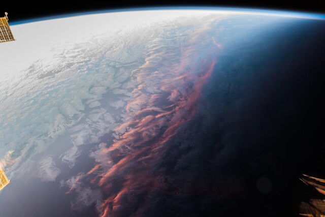 Закат на Земле, вид из космоса. Автор Александр Герст
