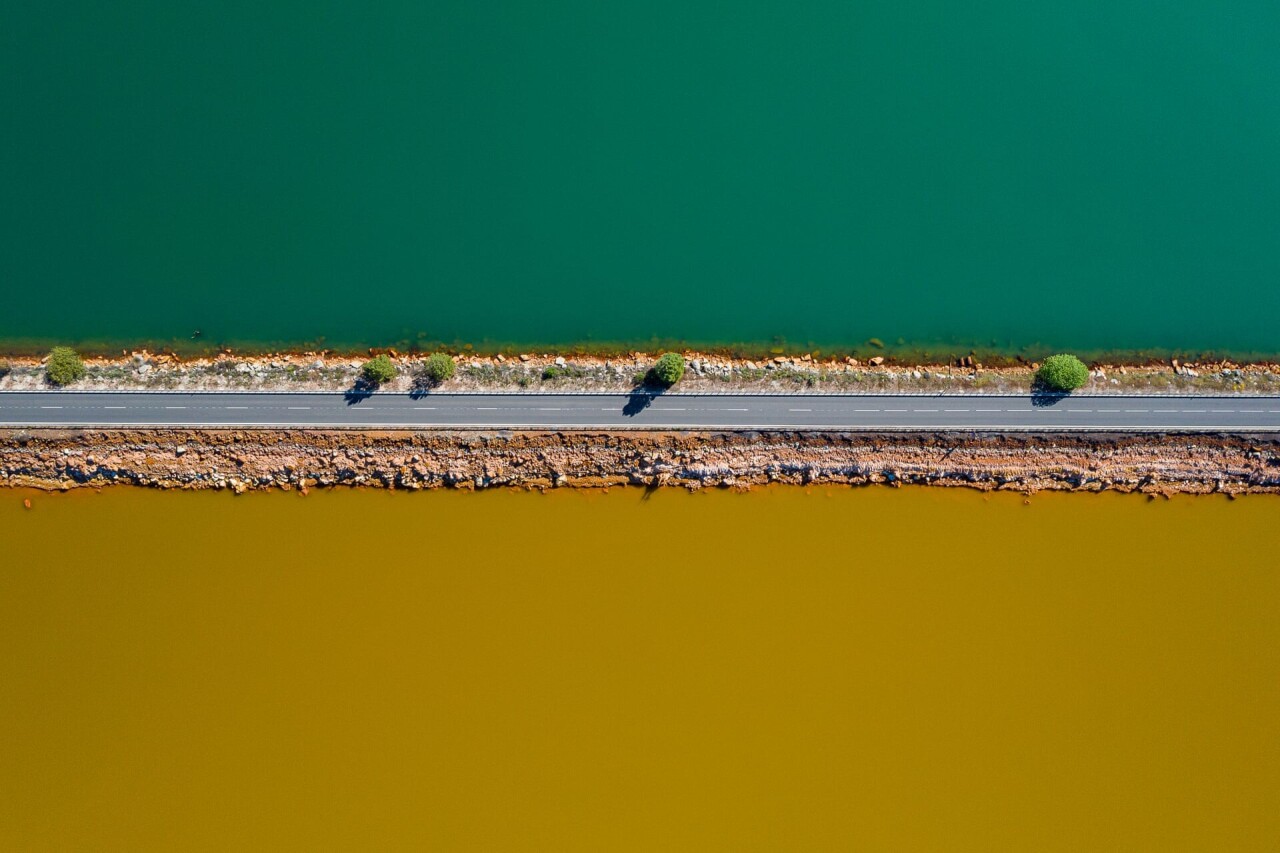 Дорога разделяет пресные воды и токсичные охристые воды близлежащего шахтного резервуара. Фотограф Роберто Буэно