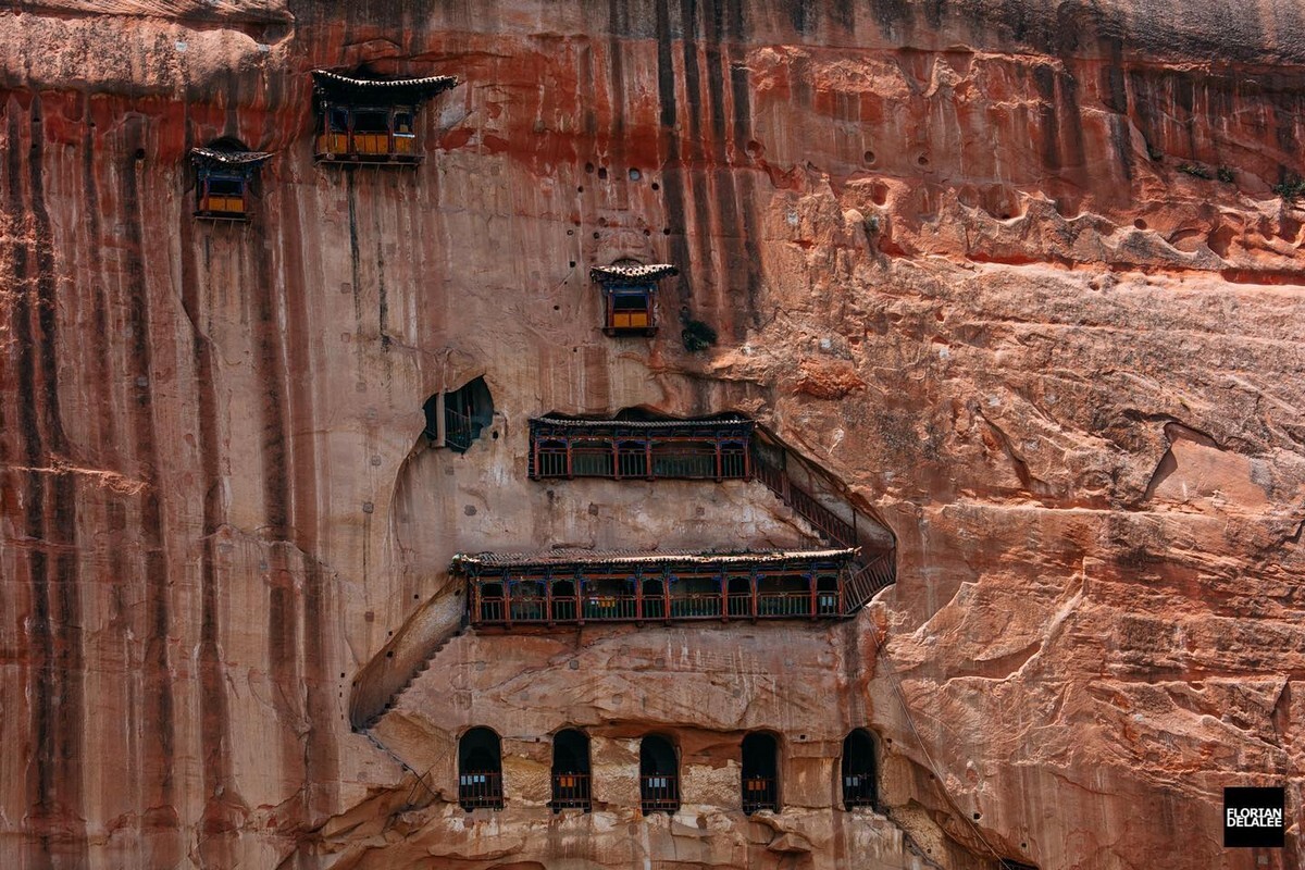 Буддийский пещерный храм Мати Си (Храм лошадиного копыта) в провинции Ганьсу, Китай. Фотограф Флориан Делали