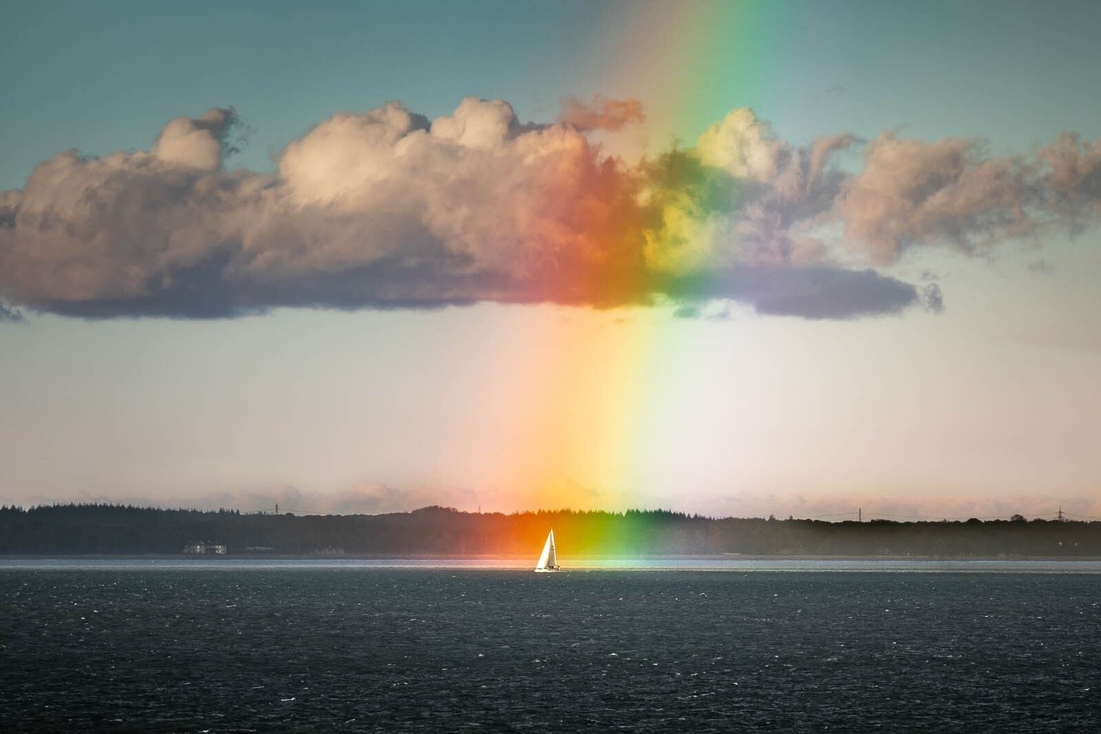 Парусник и радуга у побережья острова Уайт. Фотограф Чад Пауэлл