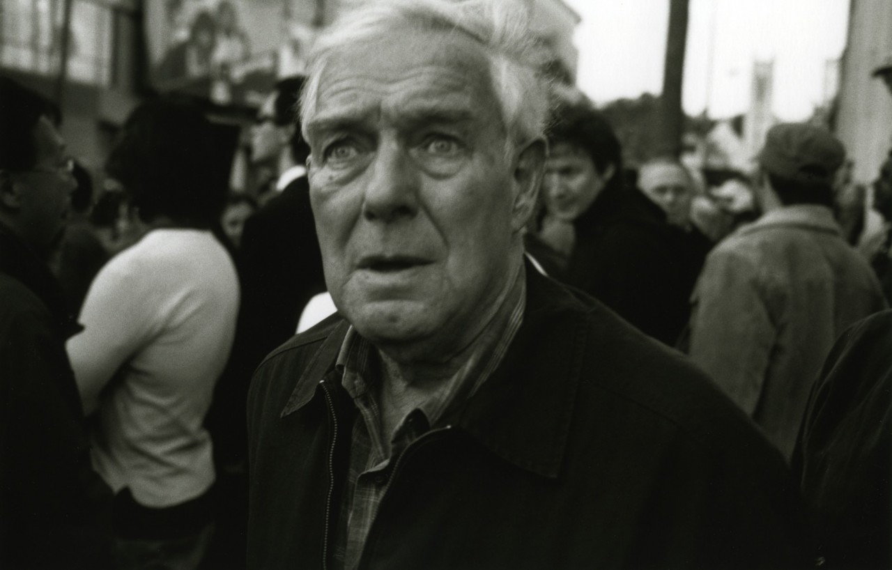 Человек в уличной толпе. Фотограф Элмо Тайд / Фото / Камералабс