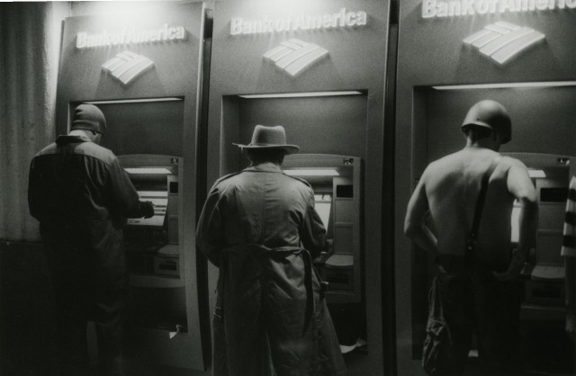«Трое у банкоматов». Фотограф Элмо Тайд