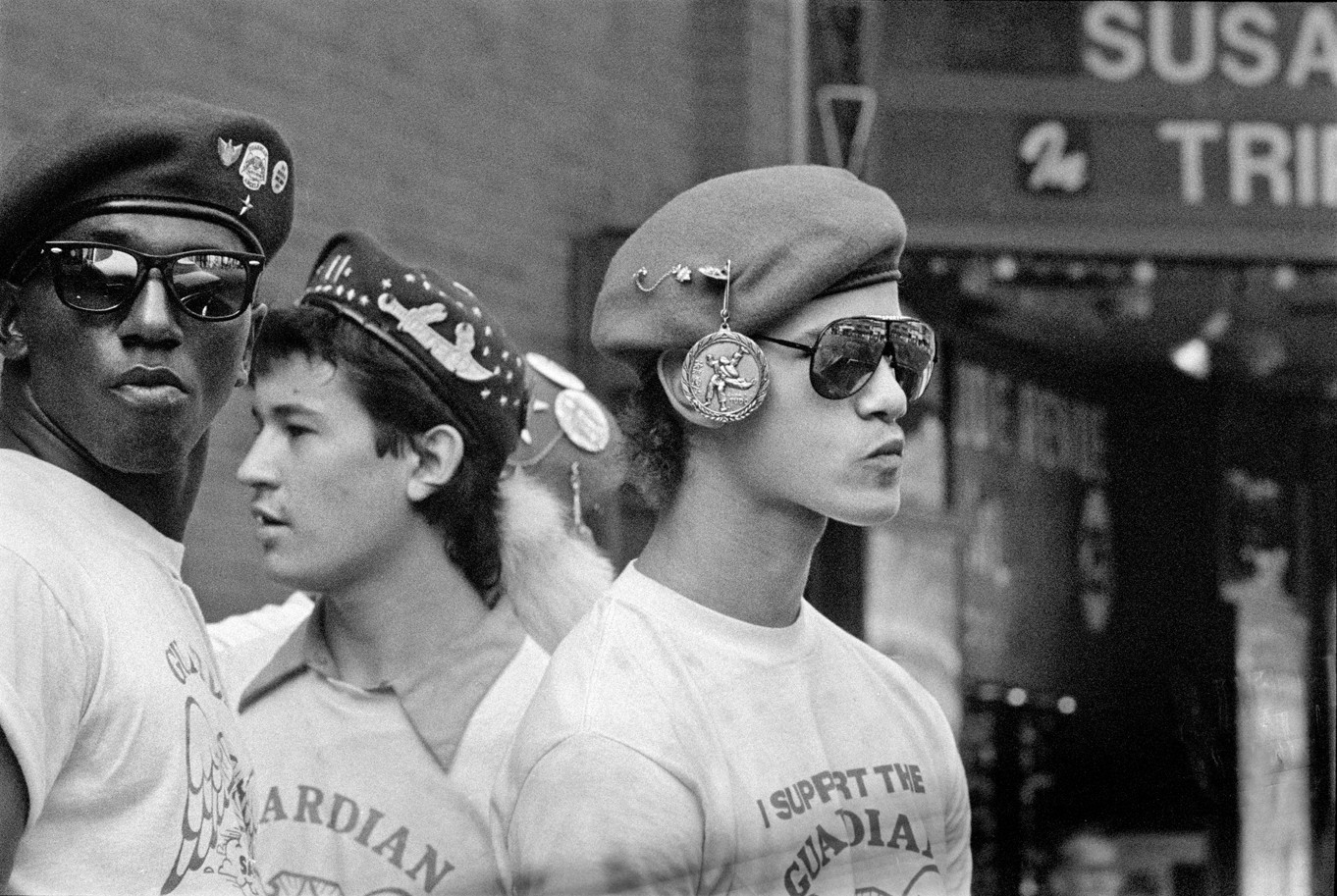 Ангелы-хранители на 42-й улице, Нью-Йорк, 1988. Фотограф Мэтт Вебер