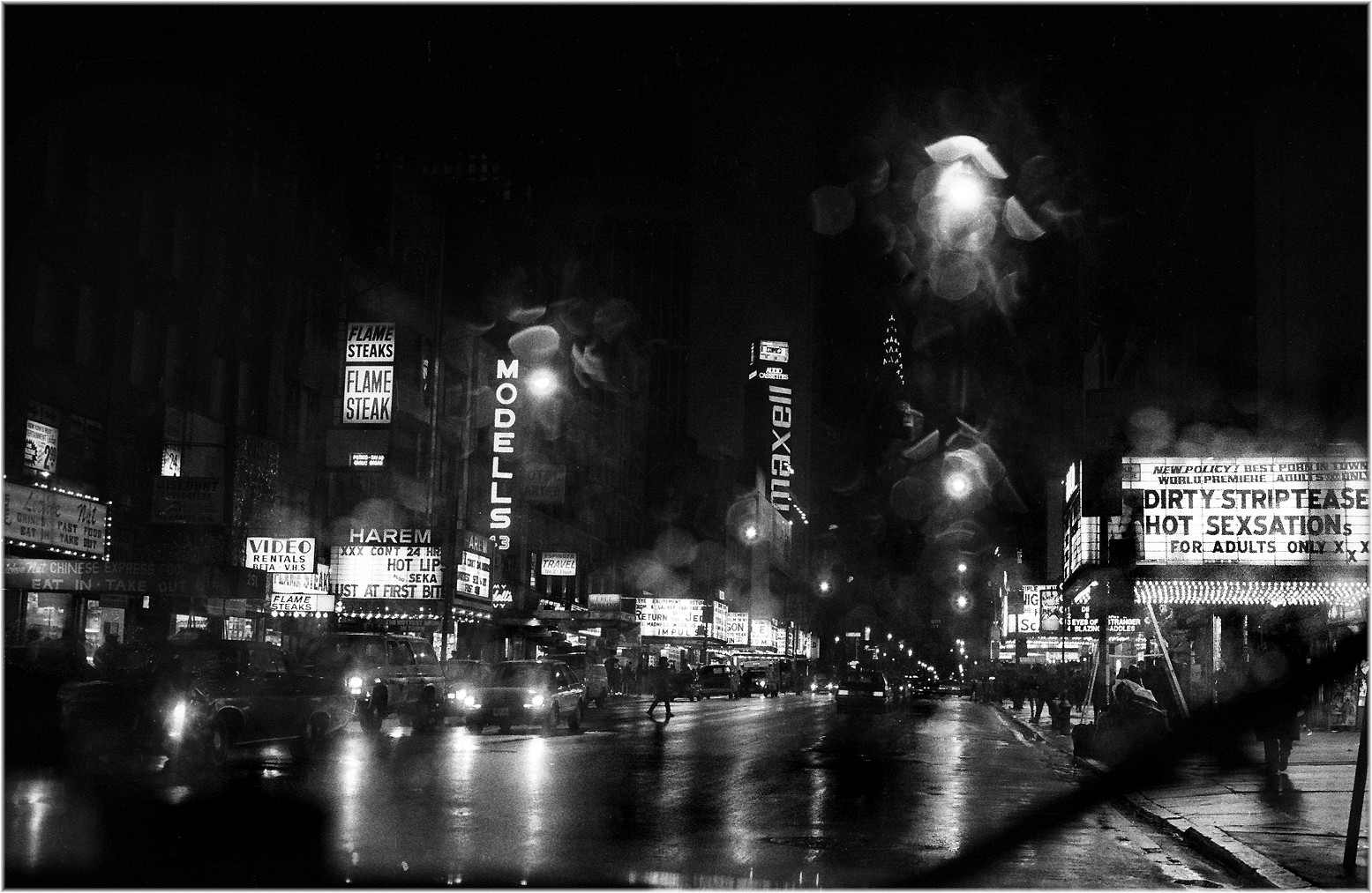 42-я улица дождливой ночью, Нью-Йорк, 1985. Фотограф Мэтт Вебер