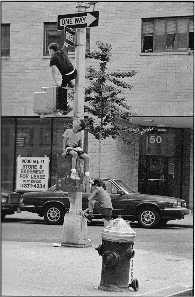 Дети, взбирающиеся на фонарный столб, Нью-Йорк, 1989. Фотограф Мэтт Вебер