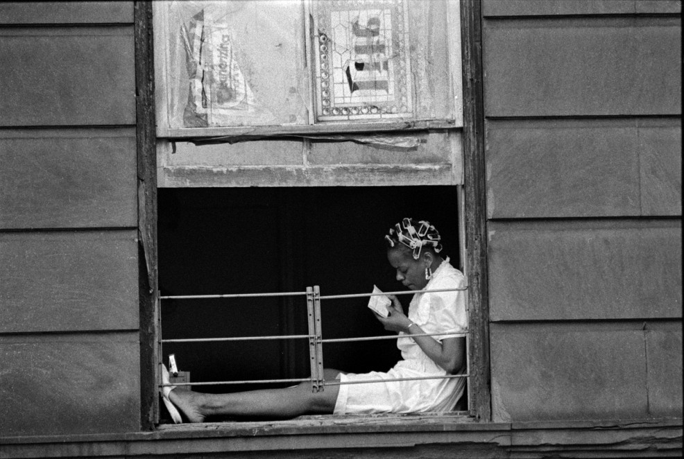 Женщина в окне, Гарлем, Нью-Йорк, 1988. Фотограф Мэтт Вебер