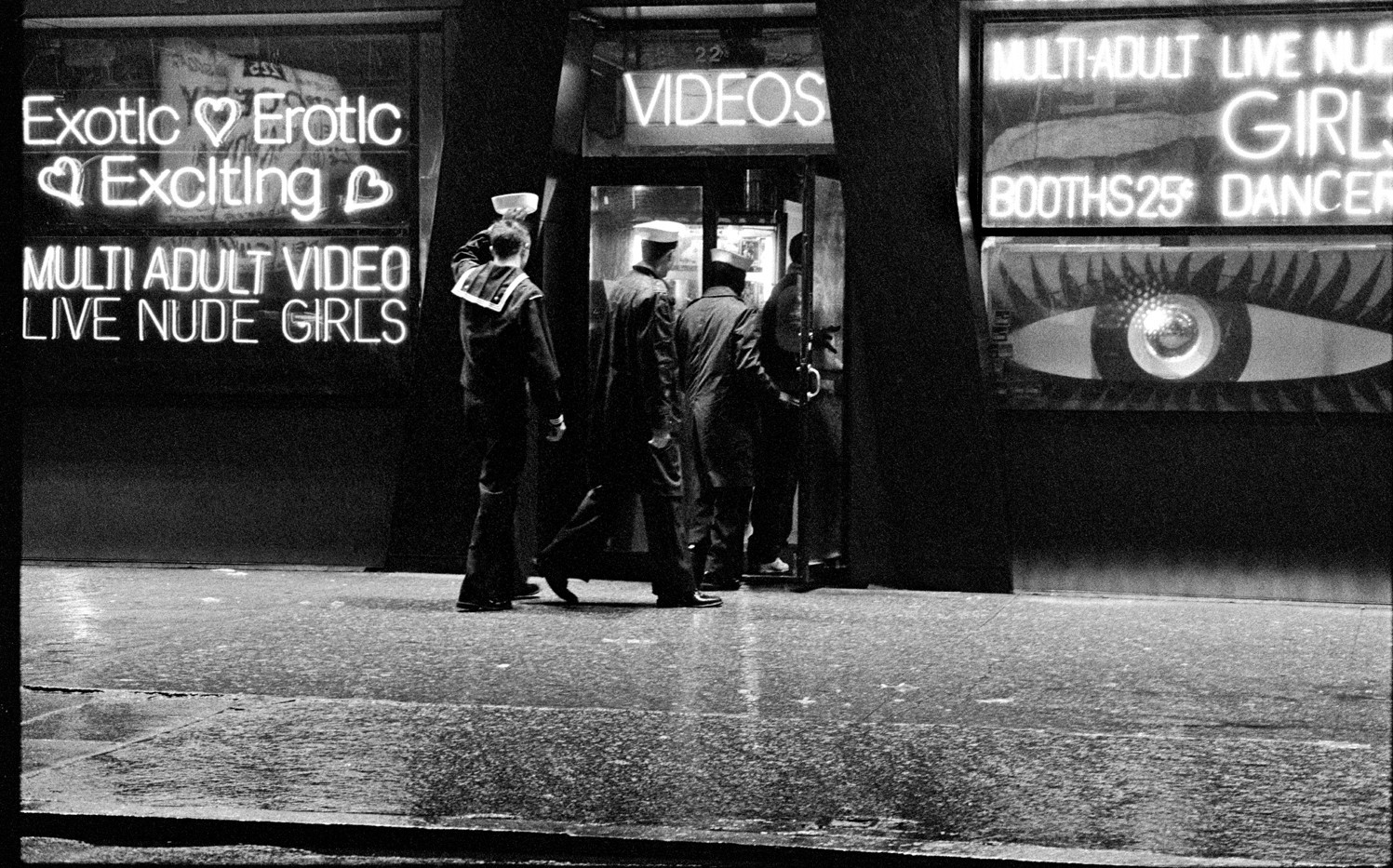 Моряки идут на шоу. 42-я улица, Нью-Йорк, 1989. Фотограф Мэтт Вебер