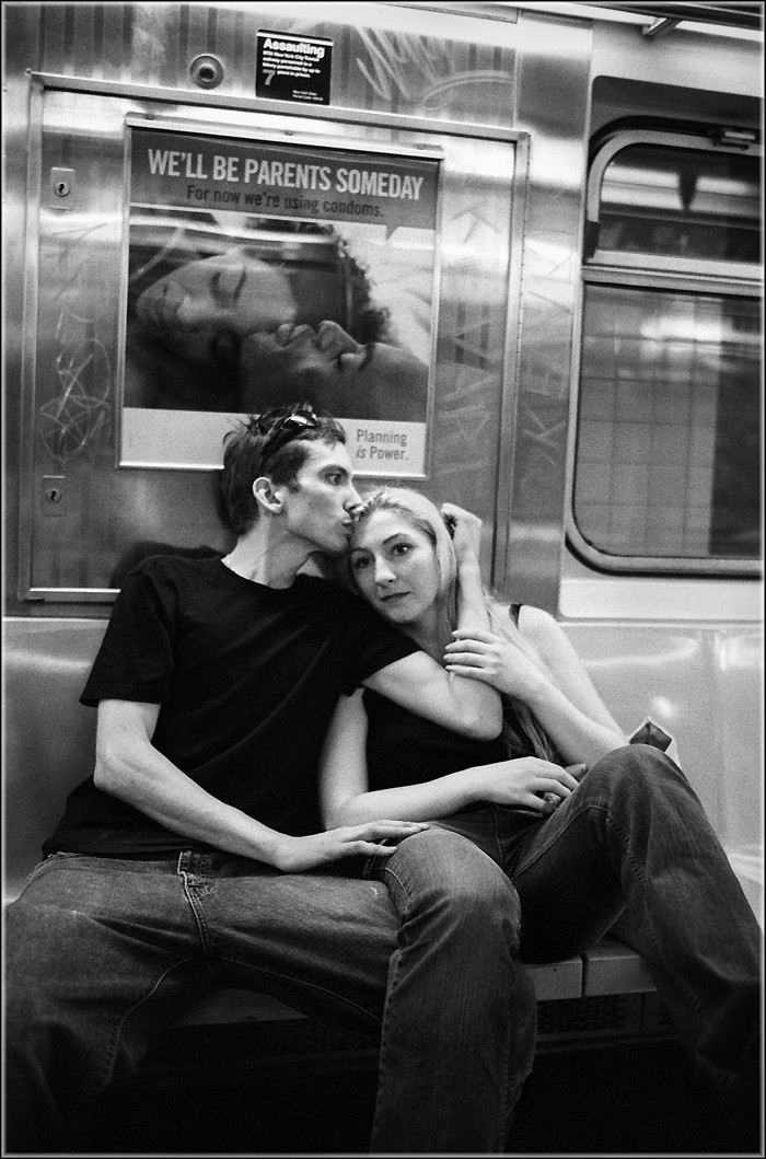 Пара в метро. Фотограф Мэтт Вебер