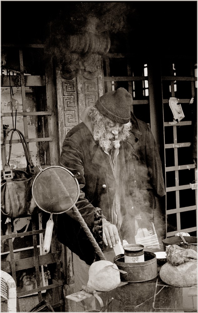 Фрэнки готовит еду на мосту Куинсборо, 1986. Фотограф Мэтт Вебер
