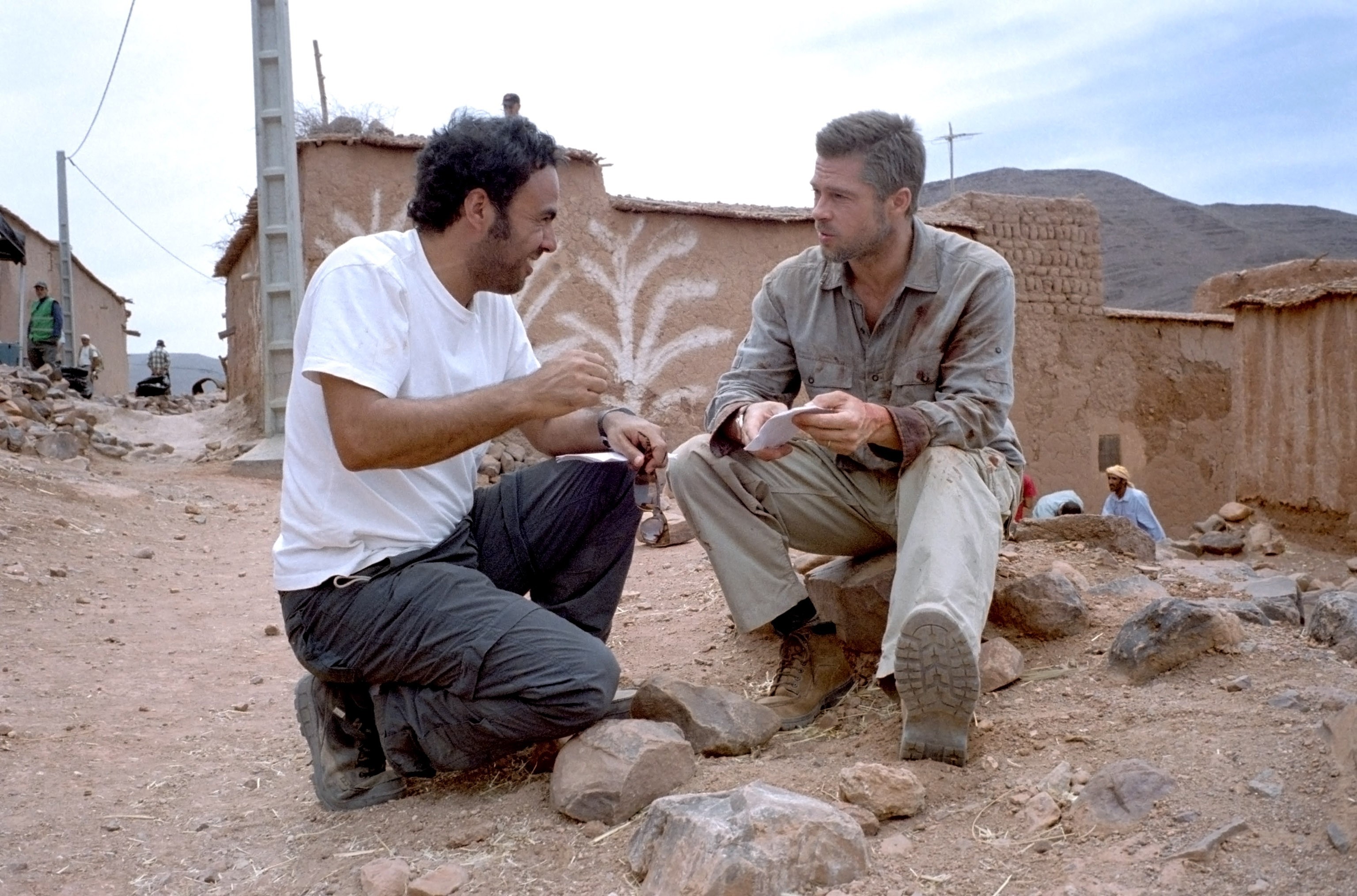 Алехандро Гонсалес Иньярриту и Брэд Питт на съёмках фильма Вавилон, 2006