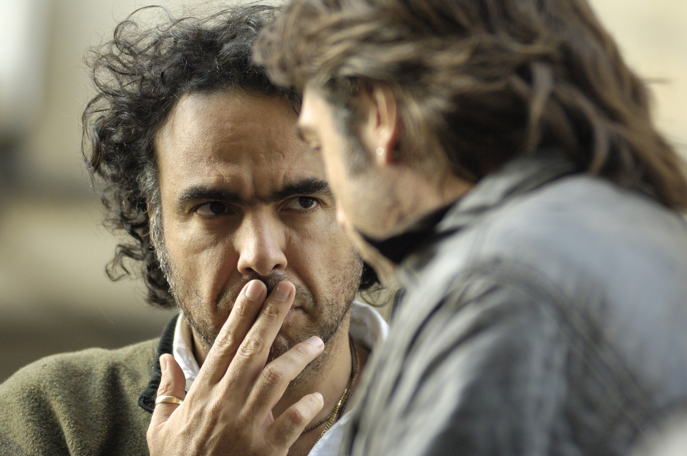 Алехандро Гонсалес Иньярриту и Хавьер Бардем на съёмках драмы Бьютифул, 2010