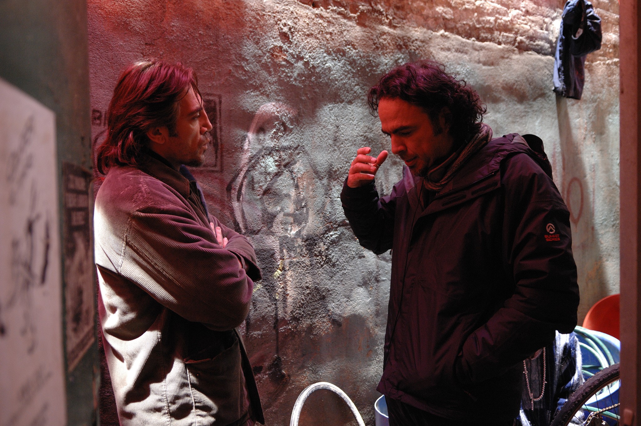 Алехандро Гонсалес Иньярриту и Хавьер Бардем на съёмках фильма Бьютифул, 2010