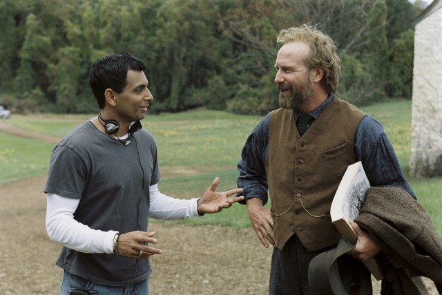 Уильям Хёрт и М. Найт Шьямалан на съёмках фильма «Таинственный лес», 2004