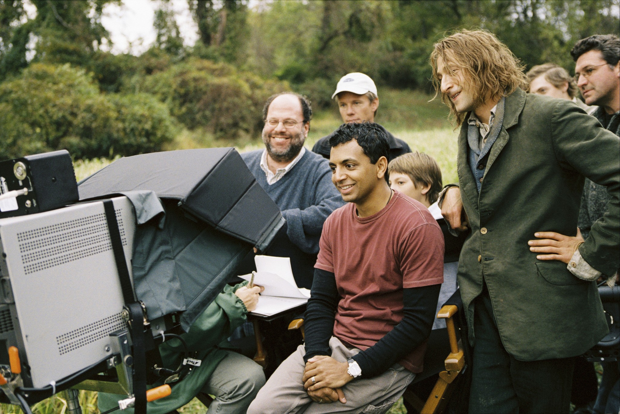 Эдриен Броуди, Скотт Рудин и М. Найт Шьямалан на съёмках фильма Таинственный лес, 2004