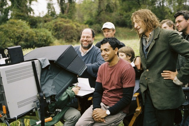 Эдриен Броуди, Скотт Рудин и М. Найт Шьямалан на съёмках фильма «Таинственный лес», 2004