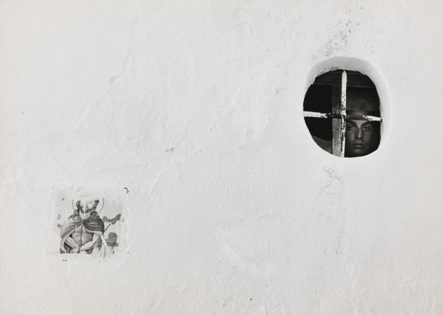 Белая стена с маленьким окошком, 1953. Фотограф Пьерджорджо Бранци