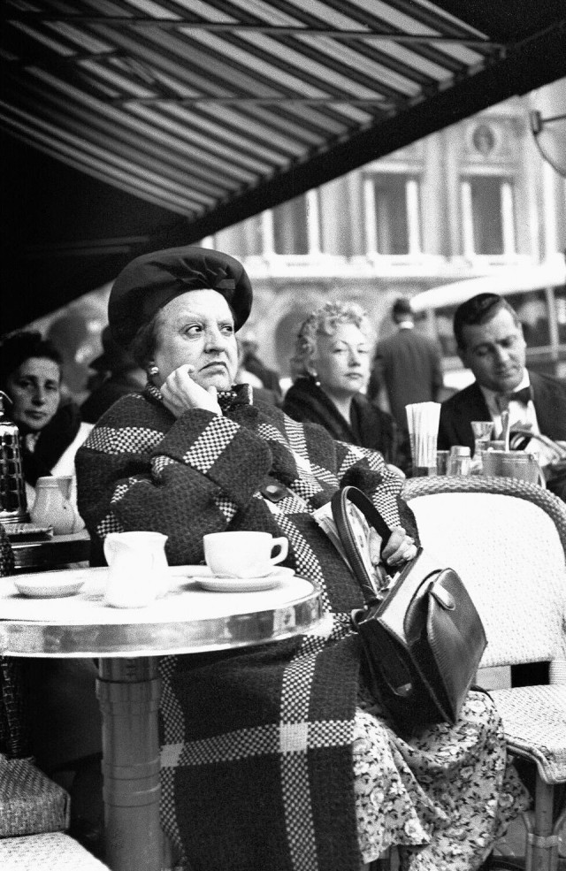 Женщина за кофе, 1964, Париж. Фотограф Пьерджорджо Бранци