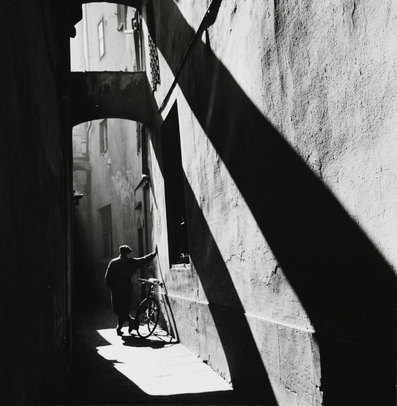Переулок на Виа дель Корсо, Флоренция, 1954. Фотограф Пьерджорджо Бранци