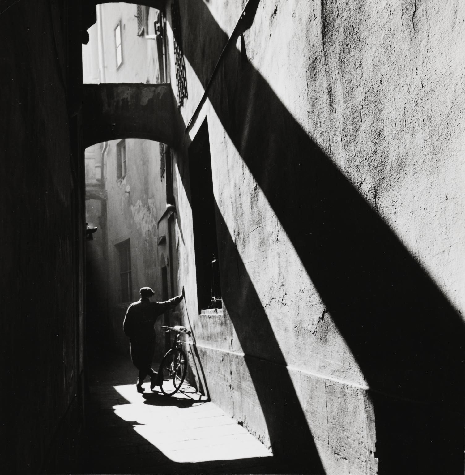 Переулок на Виа дель Корсо, Флоренция, 1954. Фотограф Пьерджорджо Бранци