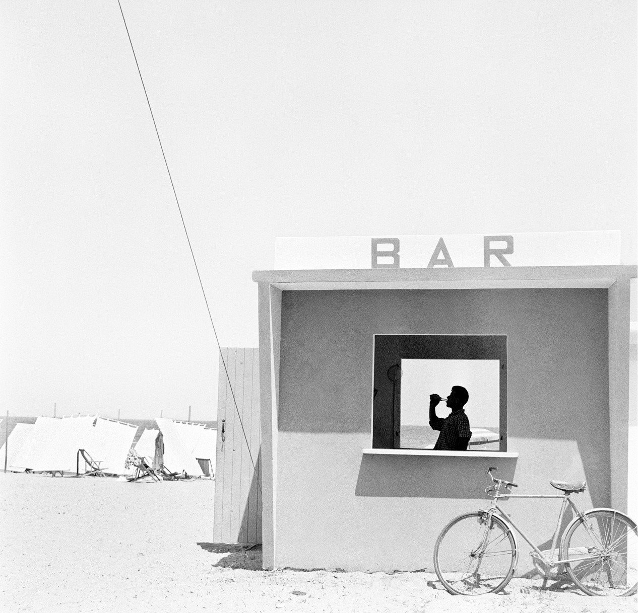 Бар на пляже в Сенигаллии, Италия, 1957. Фотограф Пьерджорджо Бранци