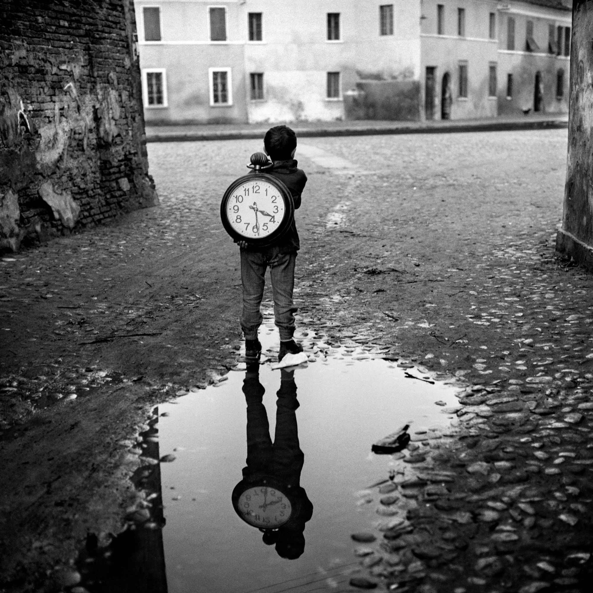 Ребенок с часами. Комаккьо, Италия, 1955. Фотограф Пьерджорджо Бранци
