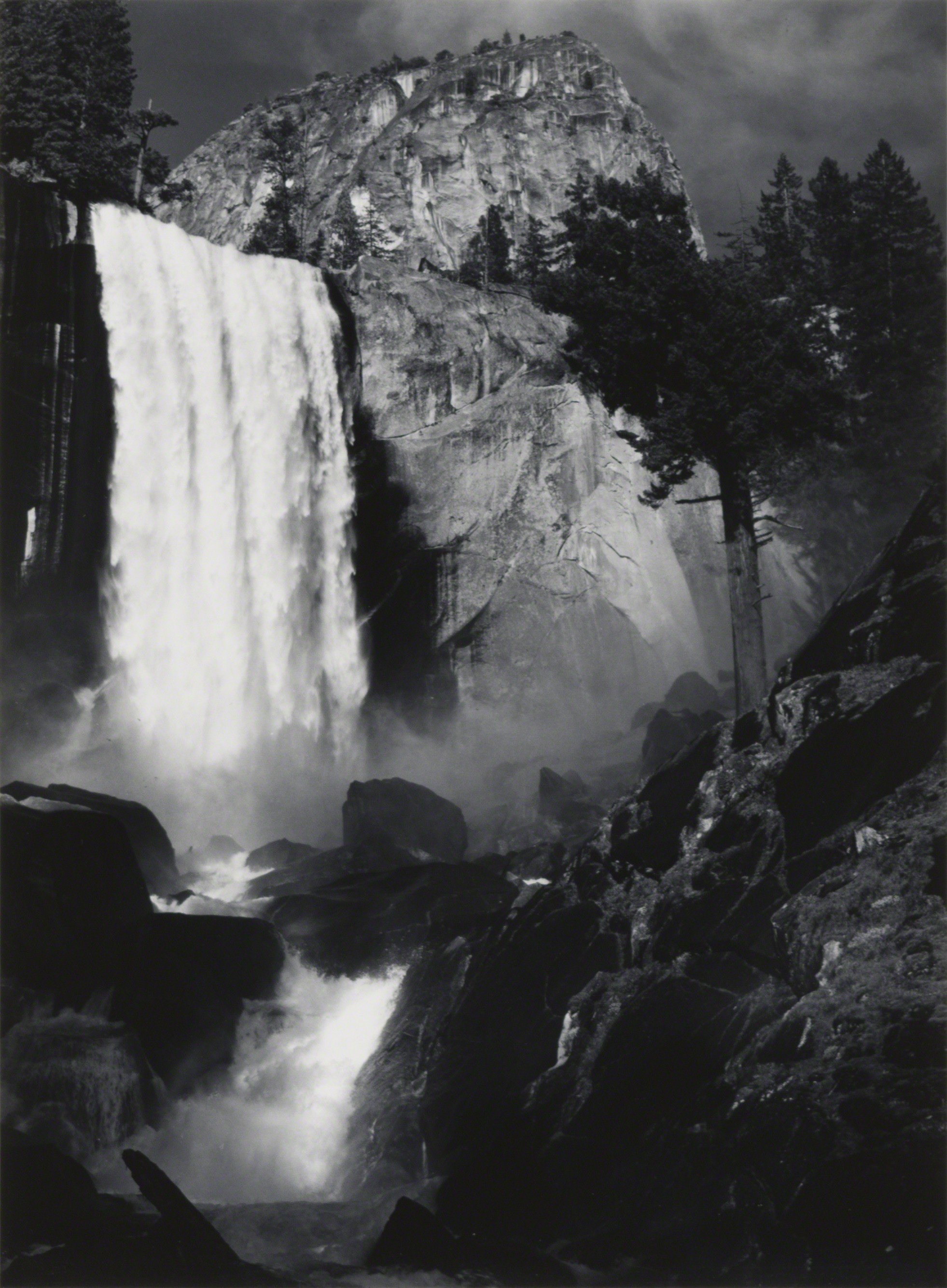 Весенний водопад, национальный парк Йосемити, Калифорния, около 1948. Фотограф Энсел Адамс