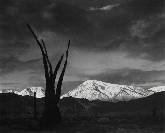 Восход солнца, гора Том, Сьерра-Невада, Калифорния, около 1948. Фотограф Энсел Адамс
