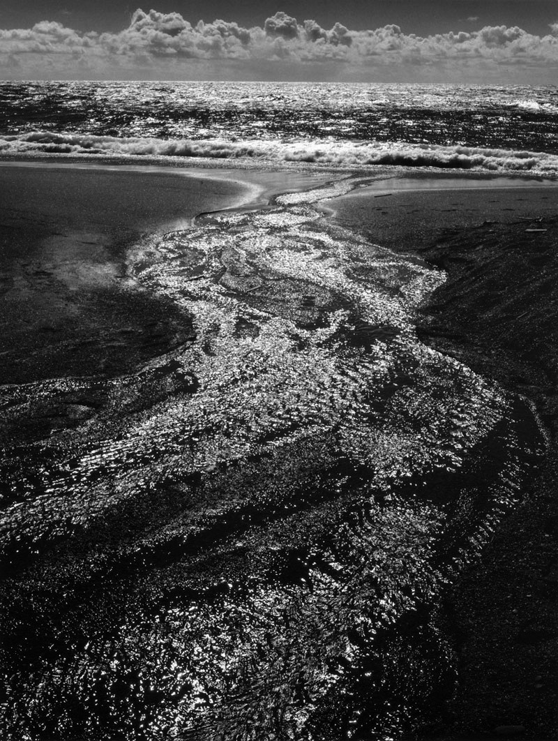 Ручей, Море, Облака, Пляж Родео, 1962. Фотограф Энсел Адамс