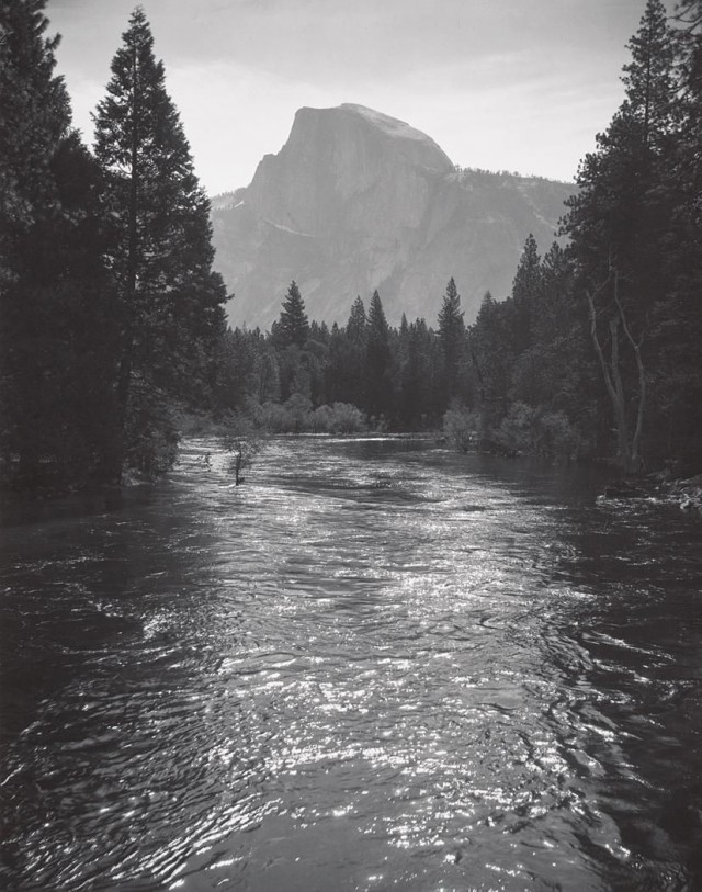Хаф-Доум, солнечный свет на реке Мерсед, национальный парк Йосемити, около 1935. Фотограф Энсел Адамс