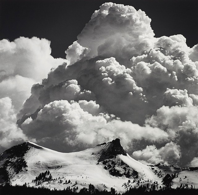 Грозовые облака, пик Единорога, национальный парк Йосемити, около 1967. Фотограф Энсел Адамс