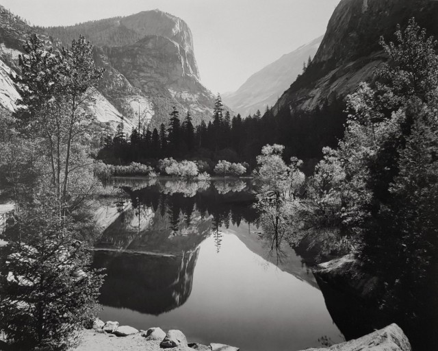 Зеркальное озеро, 1935. Фотограф Энсел Адамс
